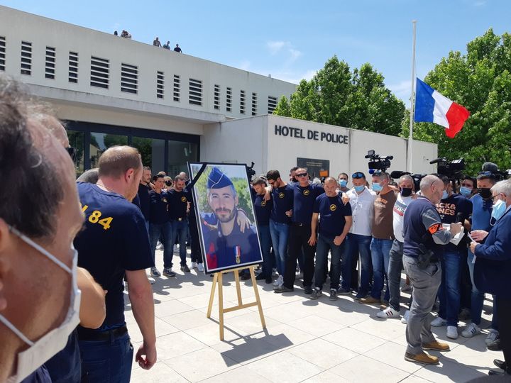 Un hommage à Éric Masson est organisé devant le commissariat d'avignon (09 mai 2021). (JEROME JADOT/ FRANCEINFO)