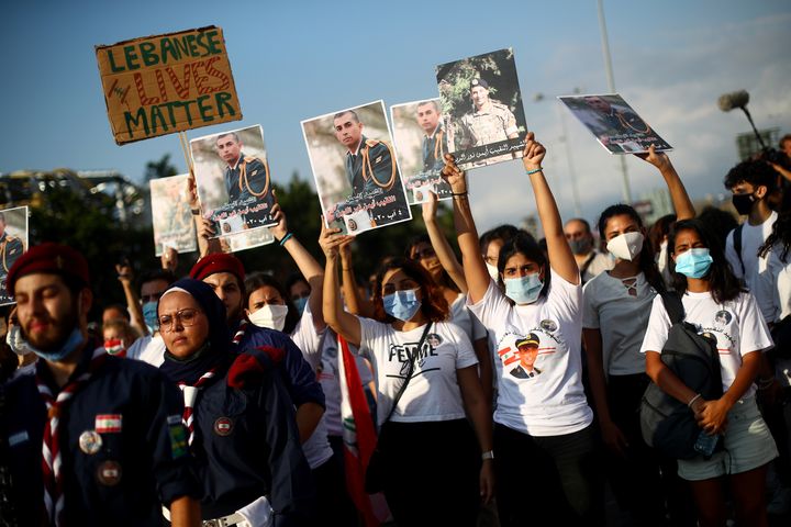 Des manifestants protestent le 11 août 2020 à Beyrouth, une semaine après la double explosion qui a en partie détruite la capitale libanaise. (HANNAH MCKAY / REUTERS)