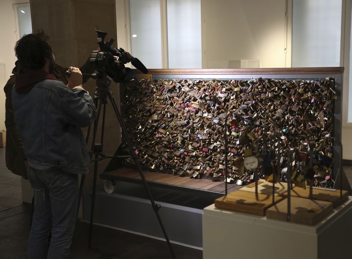 Une grille sur laquelle sont accrochés des cadenas est exposée à Paris, mercredi 3 mai 2017. (JACQUES DEMARTHON / AFP)