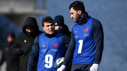 Antoine Dupont et Charles Ollivon (de gauche à droite) à l'entraînement, au centre national du rugby de Marcoussis, le 11 février 2021. (FRANCK FIFE / AFP)