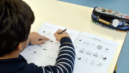 Un élève de CP dans une classe de Montpellier, dans l'Herault. (MICHAEL ESDOURRUBAILH / MAXPPP)