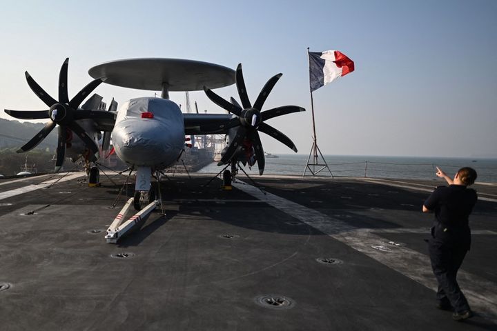 A Hawkeye, aerial surveillance aircraft, on board the "Charles de Gaulle"in January 2023. (SAJJAD HUSSAIN / AFP)