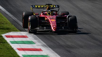 Charles Leclerc au volant de la Ferrari lors du Grand Prix de Monza, le dimanche 11 septembre 2022.&nbsp; (MIGUEL MEDINA / AFP)