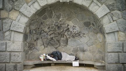 Un sans-abri &agrave; Prague (R&eacute;publique tch&egrave;que), le 29 mai 2013. (MICHAL CIZEK / AFP)