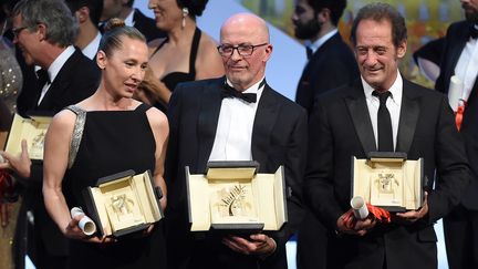 Emmanuelle Bercot, Jacques Audiard, et Vincent Lindon, dimanche 24 mai 2015 lors de la c&eacute;r&eacute;monie de cl&ocirc;ture du festival de Cannes (Alpes-Maritimes). (ANNE-CHRISTINE POUJOULAT / AFP)