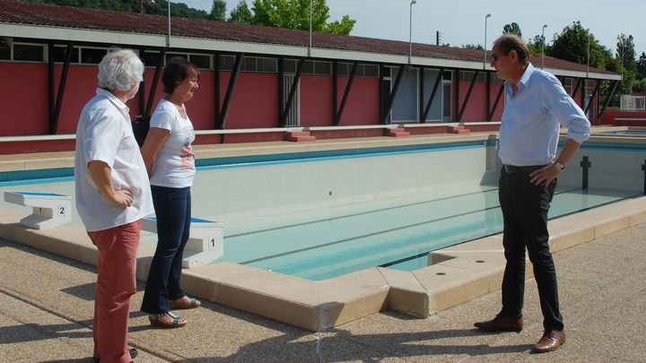 Le maire de Sanvignes-les-Mines (Sa&ocirc;ne-et-Loire), Jean-Claude Lagrange (droite), devant un bassin vide de la piscine municipale, le 2 juillet 2015. (MAIRIE DE SANVIGNES-LES-MINES )