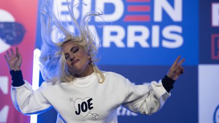 La chanteuse Lady Gaga donne un concert lors d'un meeting de Joe Biden en Pennsylvanie le 2 novembre 2020.&nbsp; (JIM WATSON / AFP)