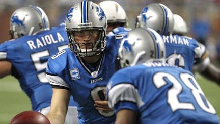 Le quaterback des Lions Matthew Stafford sert Maurice Morris 