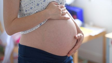 Une femme enceinte, le 29 juillet 2018 à Reims (Marne). (REMI WAFFLART / MAXPPP)