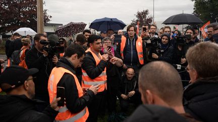 Des salariés en grève devant le site de Sanofi à Compiègne (Oise), le 17 octobre 2024. (DELPHINE LEFEBVRE / HANS LUCAS / AFP)