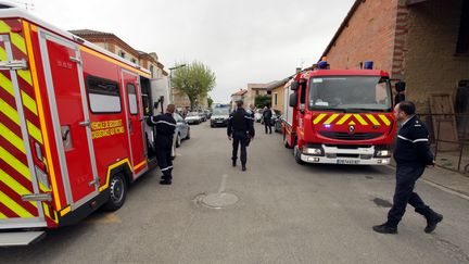 Des pompiers interviennent après la chute d'un arbre dans la cour d'une école de Bessens (Tarn-et-Garonne), le 18 avril 2019. (MAXPPP)