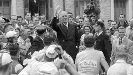 Le Tour de France s'arrête à Colombey-les-Deux-Eglises (Haute-Marne), le 16 juillet 1960, pour saluer le président de la République Charles de Gaulle. (France 2)