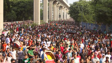 Une manifestation contre le gouvernement à Dakka (Bangladesh), le 5 août 2024. (ABU SUFIAN JEWEL / MIDDLE EAST IMAGES / AFP)