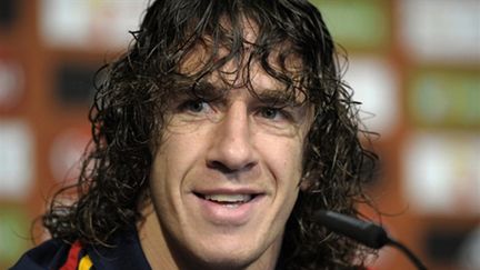 Carles Puyol souriant en conférence de presse (LLUIS GENE / AFP)