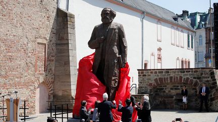 Inauguration d'une statue de Karl Marx à Trèves (Allemagne), le 5 mai 2018. (WOLFGANG RATTAY / REUTERS)