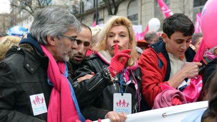 Frigide Barjot (C) aux c&ocirc;t&eacute;s de Tugdual Derville&nbsp;(G), d&eacute;l&eacute;gu&eacute; g&eacute;n&eacute;ral d'Alliance Vita, le 13 janvier 2013 &agrave; Paris, lors de la "Manif pour tous".&nbsp; (MIGUEL MEDINA / AFP)