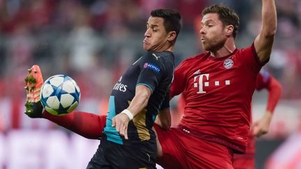 Alexis Sanchez (Arsenal) à la lutte avec Xabi Alonso (Bayern Munich)