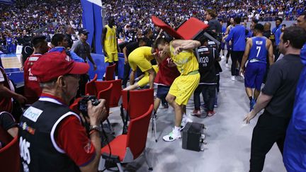 Une photo prise pendant la bagarre générale entre les équipes d'Australie et des&nbsp;Philippines, à Manille (Philippines), le 2 juillet 2018.&nbsp; (PET SALVADOR / AFP)