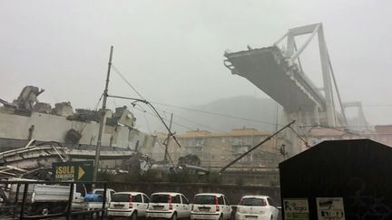 Italie : l'effondrement d'une partie du viaduc de Gênes filmé en direct