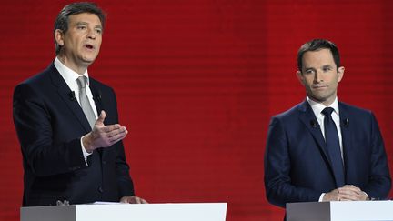 Arnaud Montebourg et Benoît Hamon, le 19 janvier 2017, lors du deuxième débat télévisé de la primaire de la gauche.&nbsp; (BERTRAND GUAY / AFP)