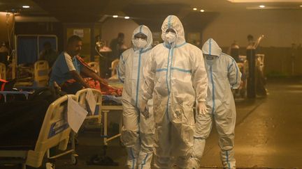 Des soignants dans un centre pour malades du Covid-19 à New Delhi, en Inde, le 28 avril 2021. (PRAKASH SINGH / AFP)