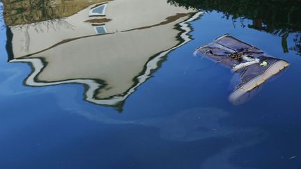 Une botte flotte dans l'eau qui entoure les habitations apr&egrave;s la crue de la Tamise &agrave; Egham (Royaume-Uni), le 13 f&eacute;vrier 2014. ( LUKE MACGREGOR / REUTERS )