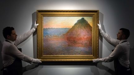 La toile "Meules", du peintre impressionniste français Claude Monet (dévoilée ici chez Christie's à Londres en 2016) a été vendue 110,7 millions de dollars chez Sotheby's à New York en 2019, devenant le record de la plus grosse enchère 2019. (NILS JORGENSEN/SHUTTERS/SIPA / REX)