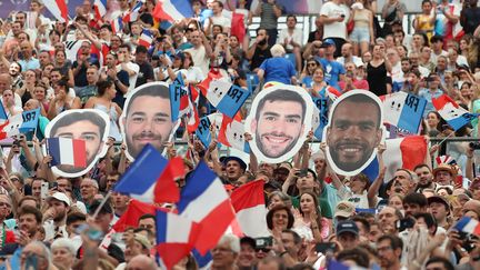 Les supporters français brandissent des effigies des sabreurs tricolores pendant les Jeux olympiques de Paris, le 31 juillet 2024, au Grand Palais. (COUVERCELLE ANTOINE / KMSP / AFP)