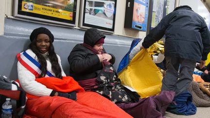 Mama Sy, adjointe de la mairie d'Etampes (Essonne), s'apprête à passer la nuit gare d'Austerlitz à Paris, le 28 février 2018, pour sensibiliser sur les conditions de vie des sans-abri. (MAXPPP)