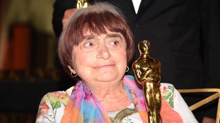 La réalisatrice Agnès Varda avec son Oscar d'honneur, le 11 novembre 2017. (ROBYN BECK / AFP)