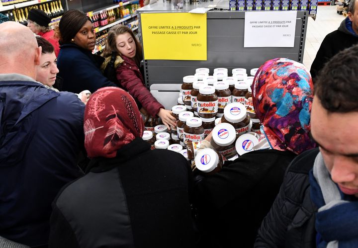 Des clients se pressent pour acheter du Nutella en promotion dans un magasin Intermarché de Bourg-en-Bresse (Ain), le 26 janvier 2018. (MAXPPP)