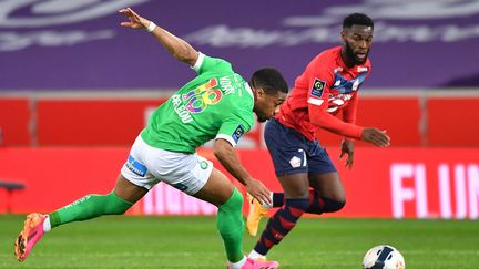 Arnaud Nordin&nbsp;(Saint-Etienne) face à Jonathan Bamba (Lille) lors de la 37e journée de Ligue 1 le 16 mai 2021. (DENIS CHARLET / AFP)