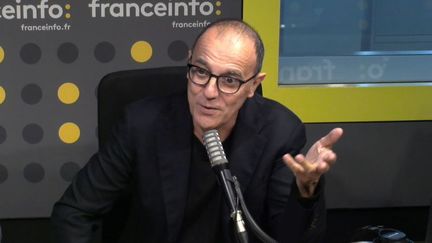 Un an après son départ de France Télévisions,&nbsp;l’ancien animateur a repris son activité de comédien. (CAPTURE ECRAN / FRANCEINFO)