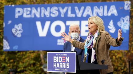 Jill Biden donne de la voix dans un meeting à Bristol, en Pennsylvanie (Etats-Unis), le 24 octobre 2020.&nbsp; (KEVIN LAMARQUE / REUTERS)