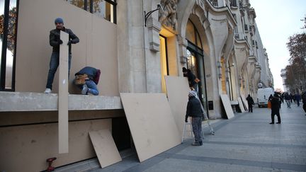 Des commerçants se barricadent le 14 décembre 2018.&nbsp; (DELPHINE GOLDSZTEJN / MAXPPP)