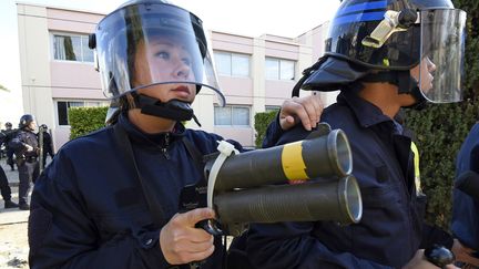 Un policier pointe un Flash-Ball, lors d'un exercice, &agrave; N&icirc;mes (Gard), le 5 novembre 2014. (PASCAL GUYOT / AFP)