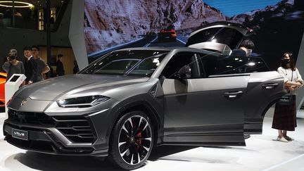 Un SUV Urus de Lamborghini, le 21 avril 2019 au salon de l'automobile de Shangai (Chine). (SHAN HE / IMAGINECHINA VIA AFP)