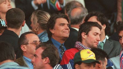 Bernard Tapie dans les tribunes du Stade V&eacute;lodrome pour le match France-Afrique du Sud, lors du Mondial 98, le 12 juin. (HENRI SZWARC / GETTY IMAGES)