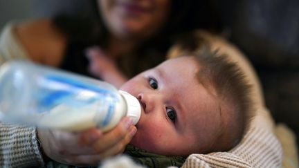 Un enfant dans les bras de sa mère, le 12 mai 2022 en Californie (image d'illustration). (GREGORY BULL / AP)