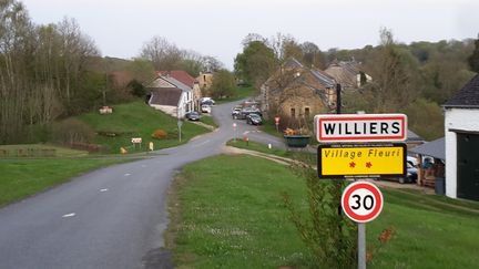 Le petit village de Williers (Ardennes), où&nbsp;plusieurs habitations doivent être&nbsp;mises aux enchères, le 20 mai 2016. (VINCENT MATALON / FRANCETV INFO)