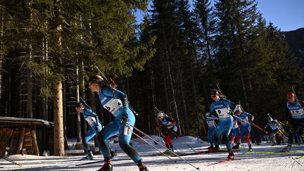 Les biathlètes françaises Julia Simon et Anaïs Bescond (à gauche sur la photo) mènent le peloton lors de l'épreuve de Coupe du monde d'Antholz-Anterselva, en Italie, le 23 janvier 2022. (MARCO BERTORELLO / AFP)