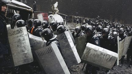 Le 21 novembre 2013, le président ukrainien annonce qu’il ne signera pas l’accord d’association avec l’Union européenne. Les pro-européens décident alors de manifester pacifiquement : Euromaïdan est né. Mais ce mouvement change de ton lorsque, face à la répression meurtrière des manifestations, des milliers d’Ukrainiens descendent occuper la place principale de Kiev pour réclamer le respect de leurs droits et le départ de l’élite au pouvoir. Sur la place de l’Indépendance (Maïdan Nézalejnosti) s’engage alors une violente épreuve de force... VOIR LE REPORTAGE (Maxim Dondyuk  )