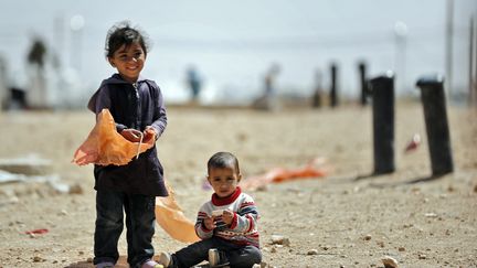 Des réfugiés syriens dans un camp en Jordanie, le 28 mars 2017. (THOMAS COEX / AFP)