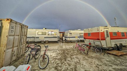 Une photo prise le 3 septembre 2023 sur le site du festival Burning Man dans le désert du Nevada (Etats-Unis), transformé en champ de boue. (JOSH LEASE / UGC / AFP)