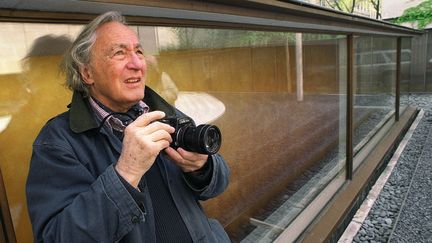 Le photographe américain William Klein devant la Maison europeenne de la photographie à Paris,&nbsp;15 avril 2002. Photo d'illustration. (MAXIMILIEN LAMY / AFP)