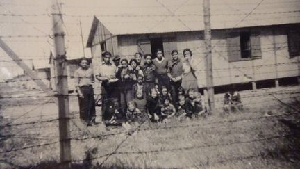 Détenus nomades derrière les barbelés du camp de Montreuil-Bellay. Maine-et-Loire, 1944.
