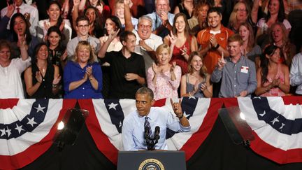 Le pr&eacute;sident am&eacute;ricain Barack Obama fait le signe de ralliement de l'universit&eacute; du Texas avant de s'adresser &agrave; ses &eacute;tudiants &agrave; Austin (Texas), le 10 juillet 2014. (KEVIN LAMARQUE / REUTERS)