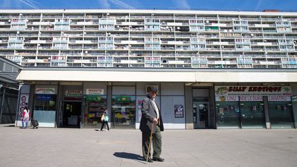 Un homme dans la cité des 4 000 à La Courneuve, en Seine-Saint-Denis, le 12 avril 2017. (MAXPPP)