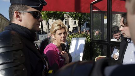 A sa sortie de l'Assembl&eacute;e nationale, Frigide Barjot, porte-parole de la Manif pour tous, a &eacute;t&eacute; chahut&eacute;e, par des manifestants des deux camps. (CHRISTOPHE ENA / AP / SIPA)