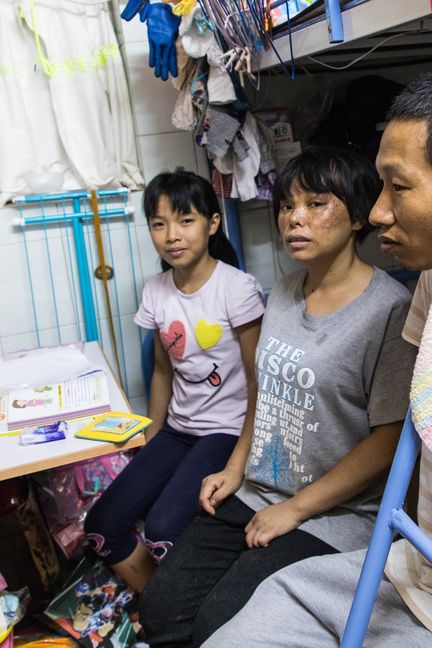 La famille Cheung dans son logement à Hong Kong, le 19 juillet 2019. (ELISE LAMBERT / FRANCEINFO)